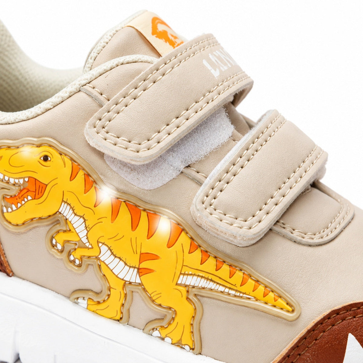 Gros plan sur la fermeture auto-agrippante de la basket enfant dinosaure beige