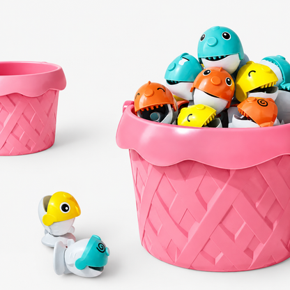 Gros plan sur le contenu du jeu de pêche : panier tressé rempli de poissons colorés