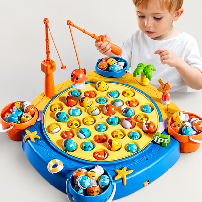 Jeune enfant jouant avec le jeu de pêche magnétique bleu, attrapant les poissons colorés avec la canne