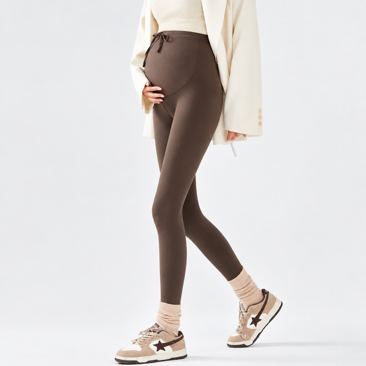 Legging maternité côtelé marron café, vue de face en studio montrant le panneau de soutien ventre à taille haute à cordon