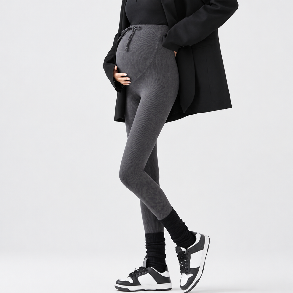 Legging maternité côtelé gris foncé, vue de face en studio montrant le panneau de soutien ventre à taille haute à cordon