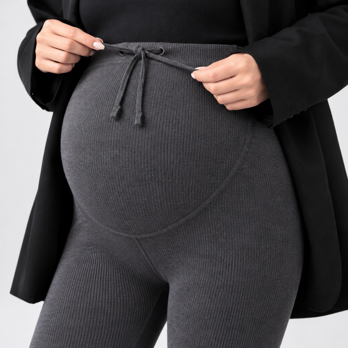 Détail de la ceinture ajustable à cordon et du panneau extensible de soutien ventre sur le legging maternité