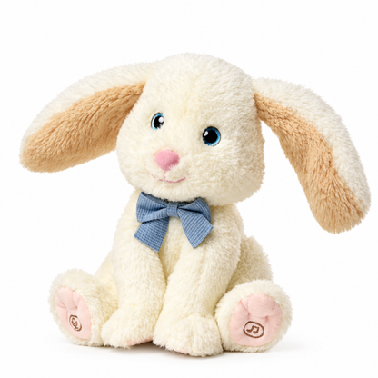 Peluche musicale interactive en forme de lapin assise, photo en studio montrant de longues oreilles beige aux pointes et un nœud papillon bleu