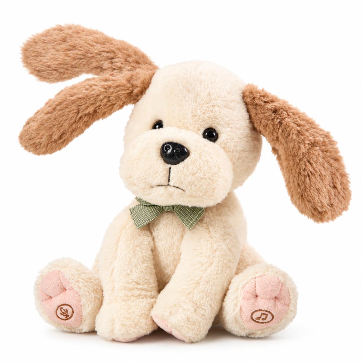Peluche musicale interactive en forme de chien assise, photo en studio montrant des oreilles tombantes douces beige et un nœud papillon vert