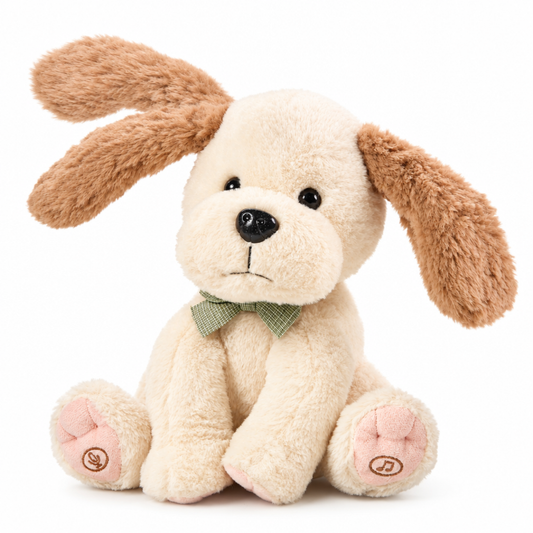 Peluche musicale interactive en forme de chien assise, photo en studio montrant des oreilles tombantes douces beige et un nœud papillon vert