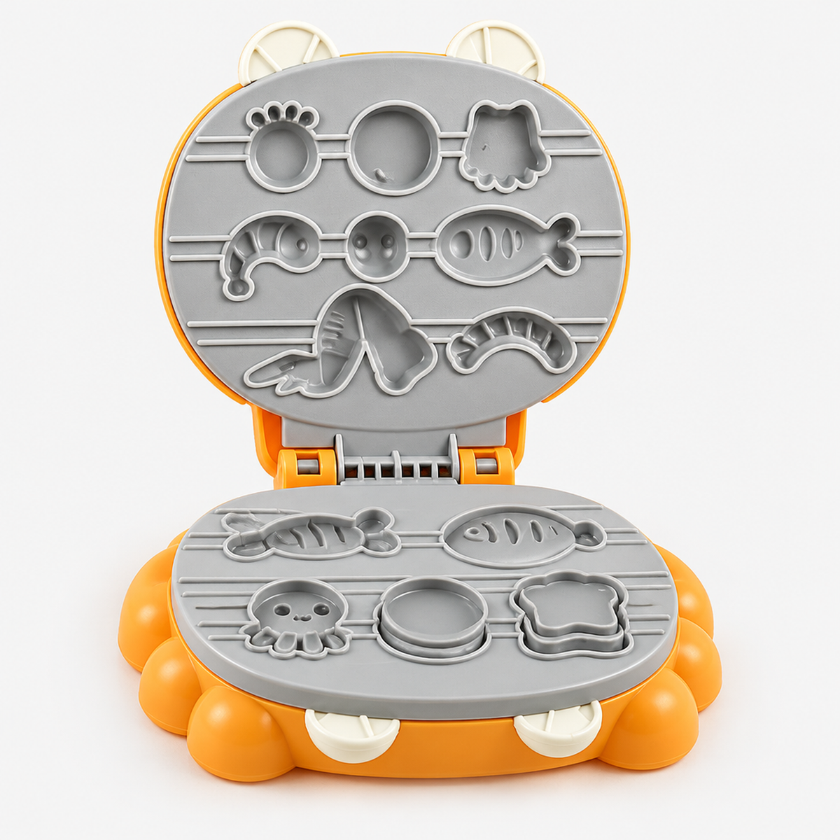 Gros plan de l'outil moule grill en forme de crabe du kit de pâte à modeler