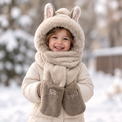 Enfant portant une écharpe-capuche en peluche beige en extérieur, photo lifestyle