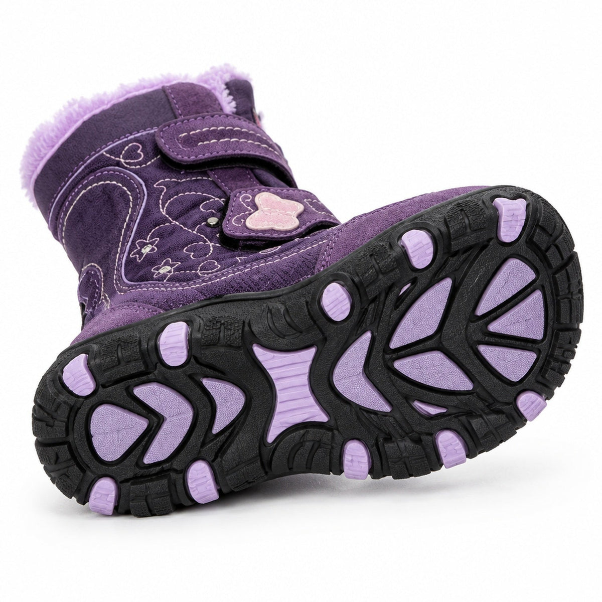 Gros plan sur la semelle antidérapante des bottes de neige violettes pour enfant