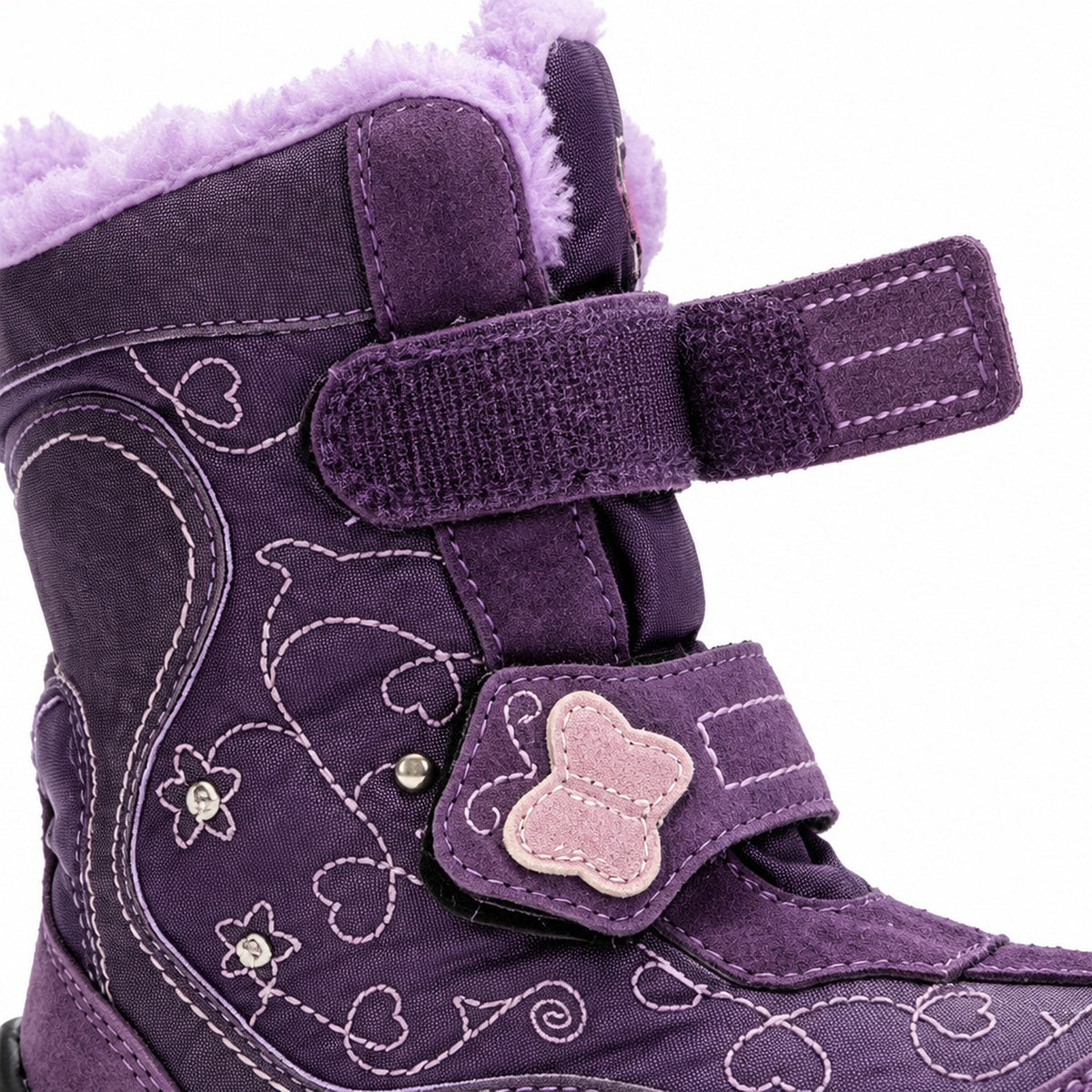 Gros plan sur la fermeture auto-agrippante réglable des bottes de neige violettes pour enfant