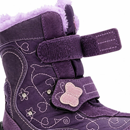 Gros plan sur la fermeture auto-agrippante réglable des bottes de neige violettes pour enfant