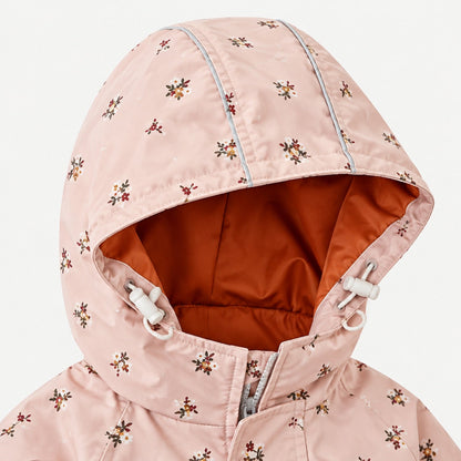 Gros plan sur la capuche réglable par cordon avec doublure rouille de la veste de pluie enfant