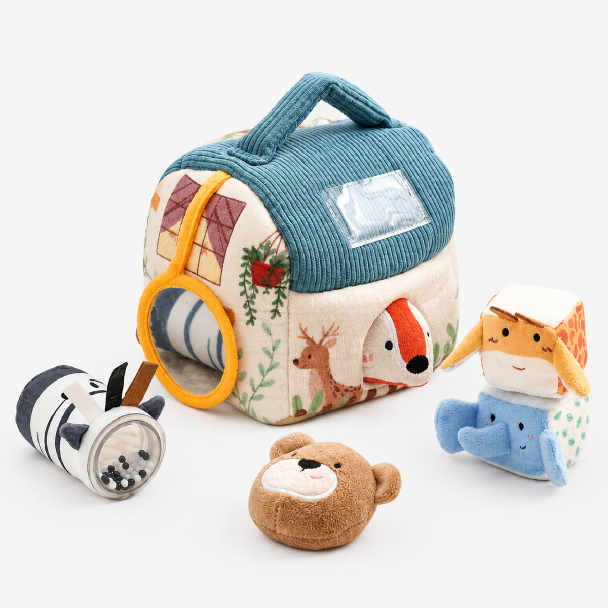 Grange sensorielle en peluche pour bébé avec poignée en velours côtelé et fenêtre miroir, présentée avec toutes les pièces incluses sur fond blanc