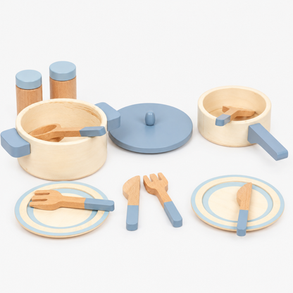 Dinette en bois pour enfants avec casseroles, assiettes et ustensiles, présentation complète sur fond blanc