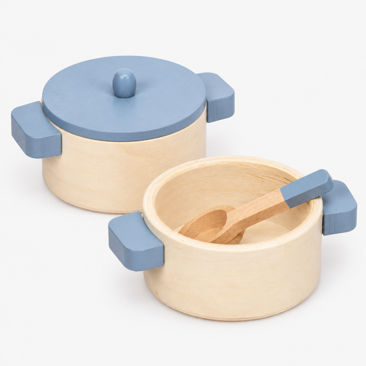 Gros plan sur les casseroles en bois avec couvercles de la dinette pour enfants