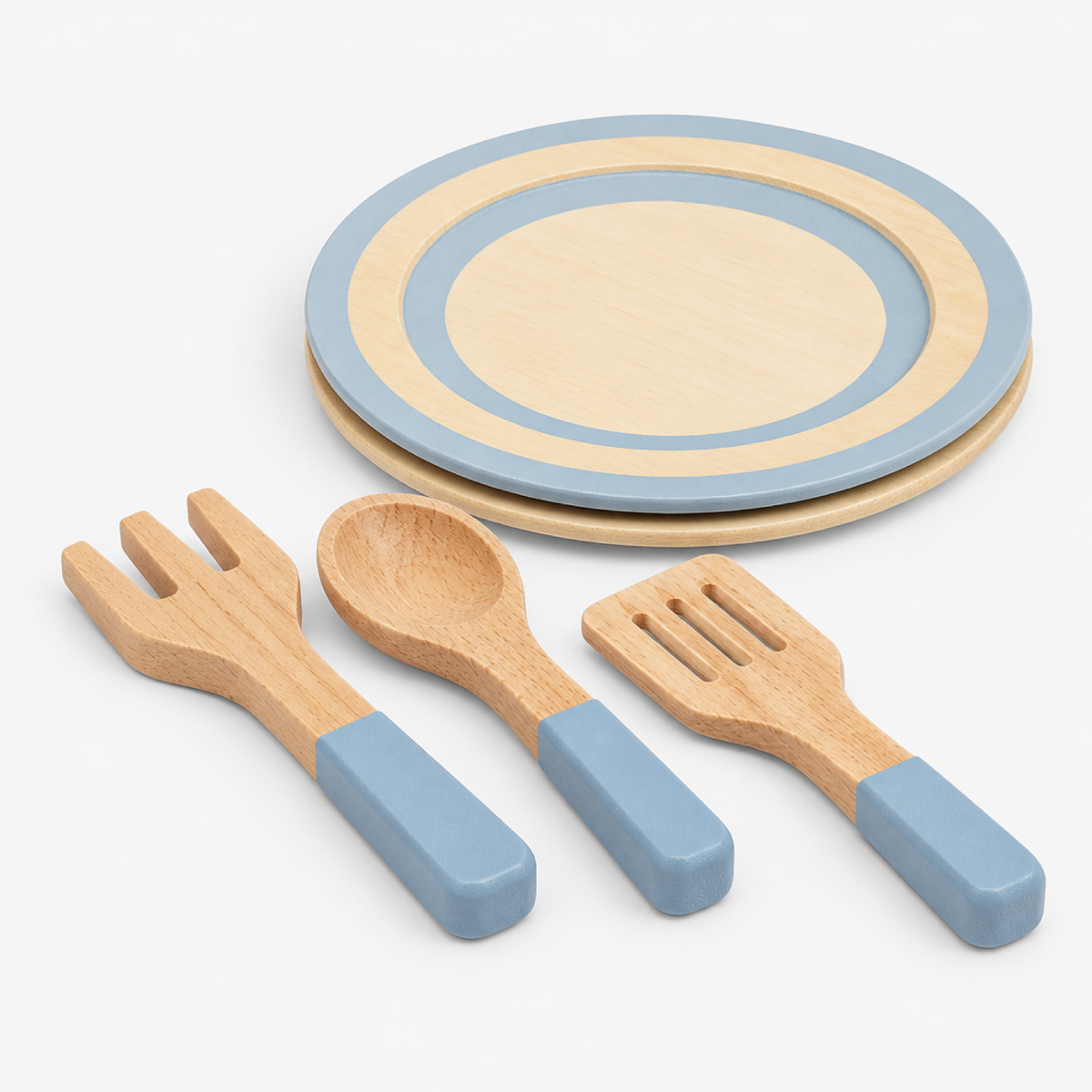 Gros plan sur les assiettes et ustensiles en bois de la dinette pour enfants