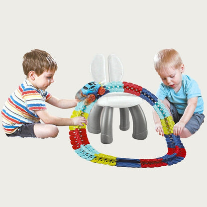 Enfants jouant avec le circuit de voiture flexible