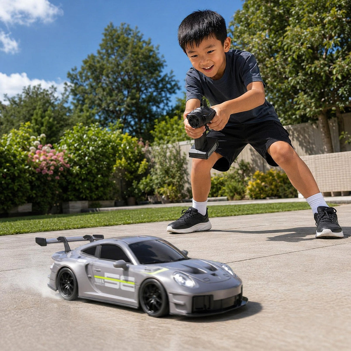 Enfant jouant avec la voiture de drift RC