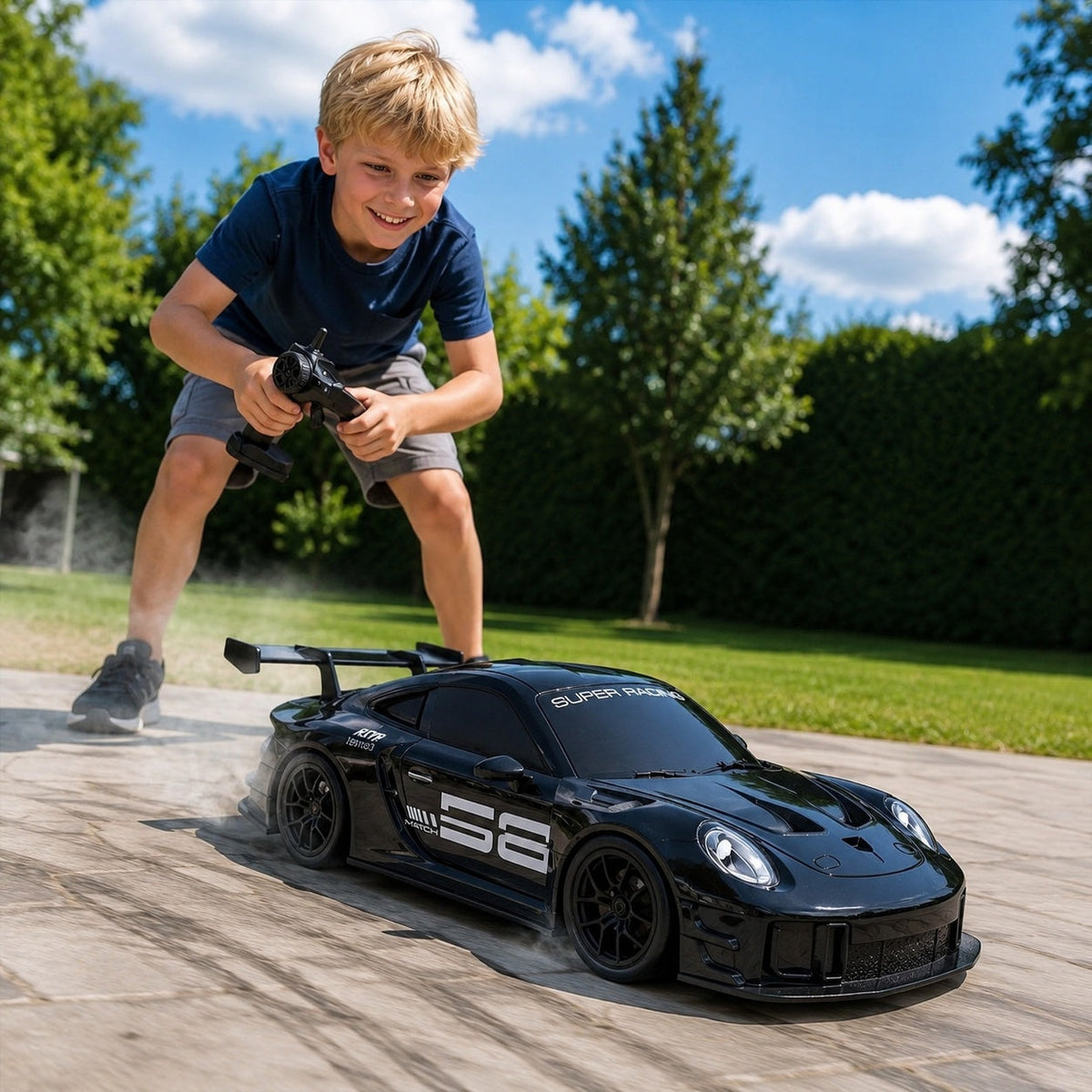 Voiture de drift RC en pleine course en extérieur