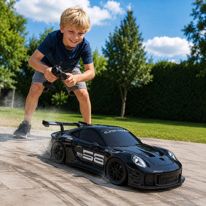 Voiture de drift RC en pleine course en extérieur