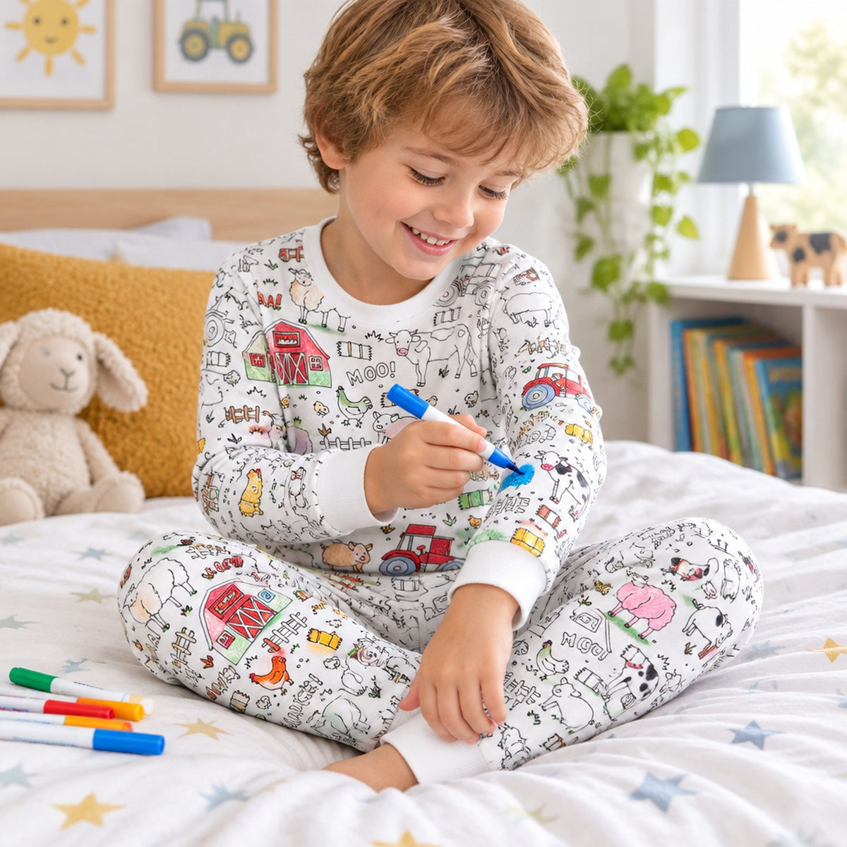 Enfant en pyjama à colorier motif ferme coloriant la manche avec un feutre textile