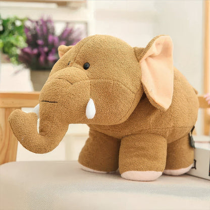 Bébé câlinant la peluche doudou éléphant douce