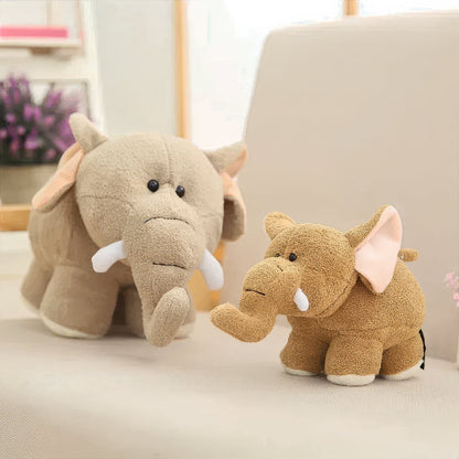 Peluche doudou éléphant installée dans un coin d'éveil pour bébé