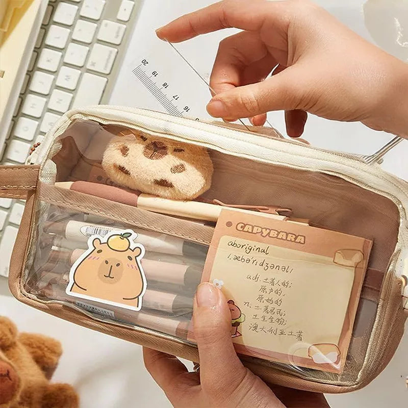 Trousse capybara remplie de stylos et crayons