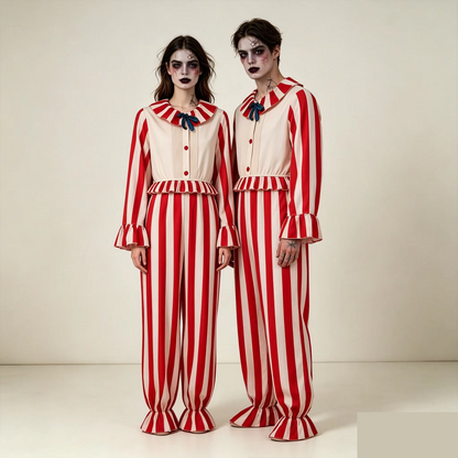 Costume clown vintage rouge et crème porté en duo, homme et femme
