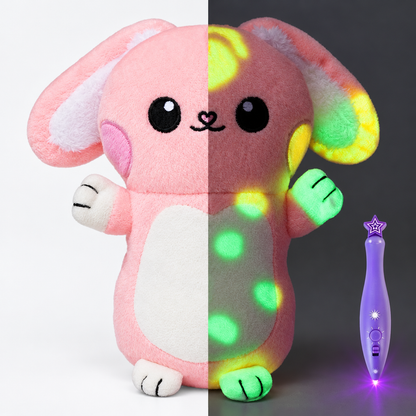 Peluche lapin rose à dessiner phosphorescente avec stylo lumineux, vue de jour à côté de la vue phosphorescente de nuit
