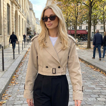 TrenchCoat Court Femme  Ceinture  Coupe Cintre  Style Chic Intemporel porte en automne