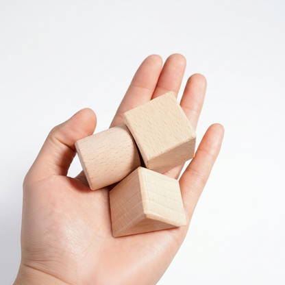 Blocs de construction en bois, gros plan sur les formes et pièces