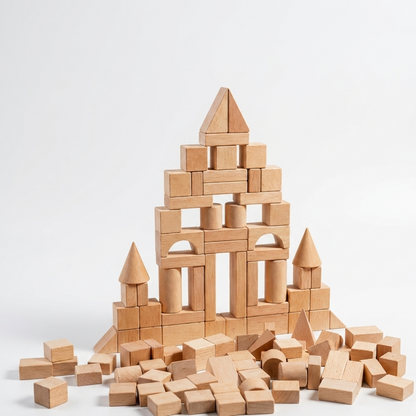 Enfant construisant une tour avec les blocs en bois