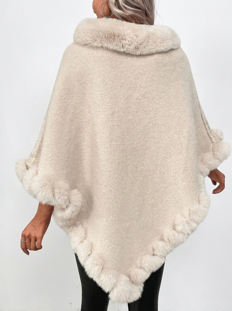 Poncho en maille oversize avec bordure fausse fourrure, détail de la bordure fausse fourrure