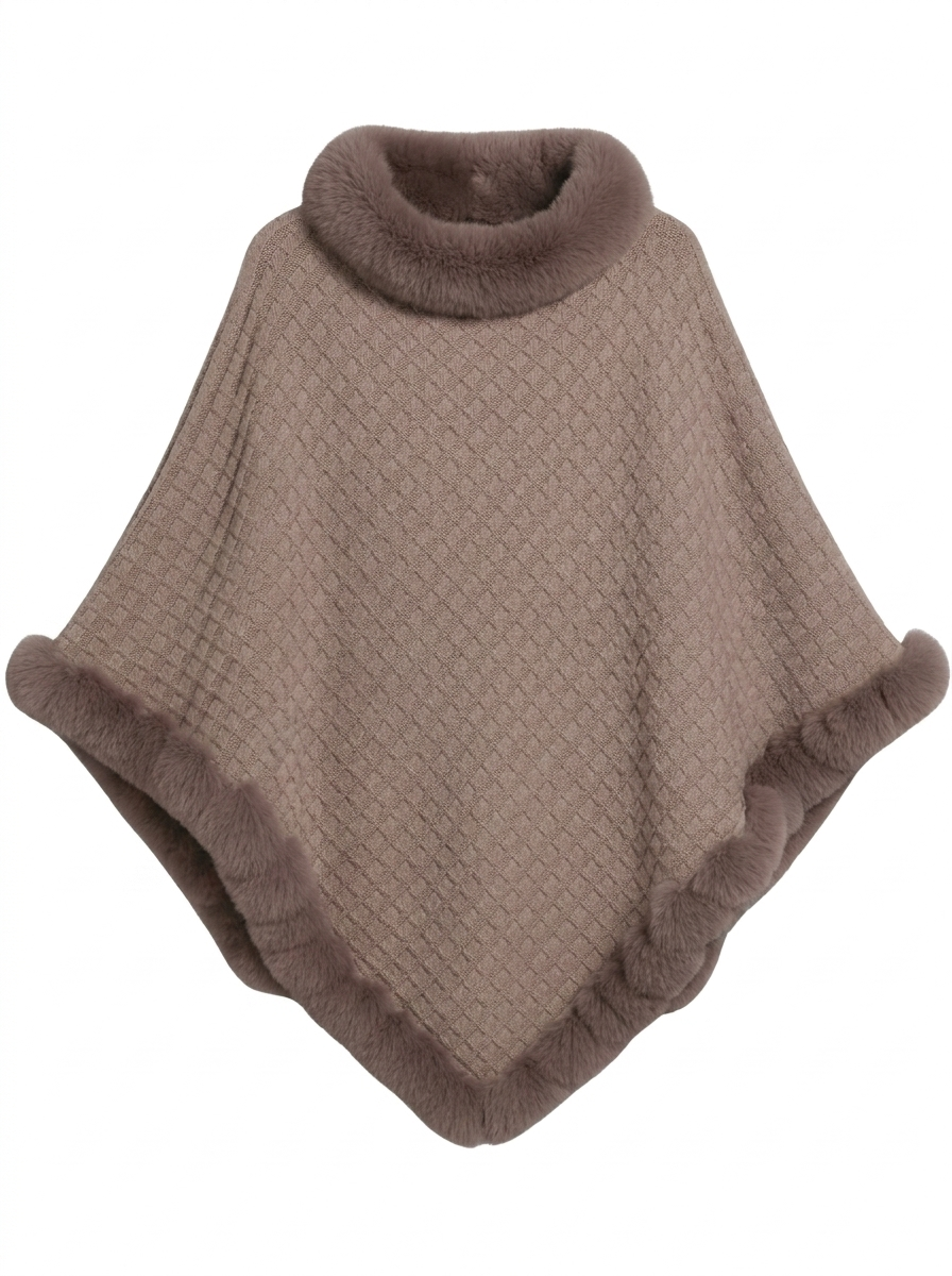 Poncho en maille oversize avec bordure fausse fourrure, vue d'ensemble portée