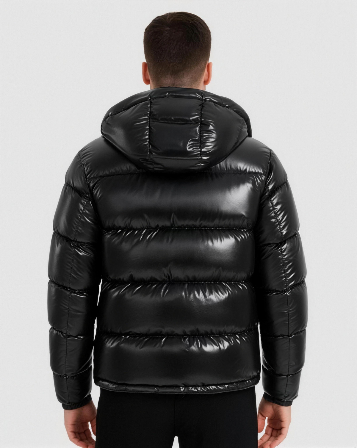 Doudoune homme à capuche, porté en extérieur hiver