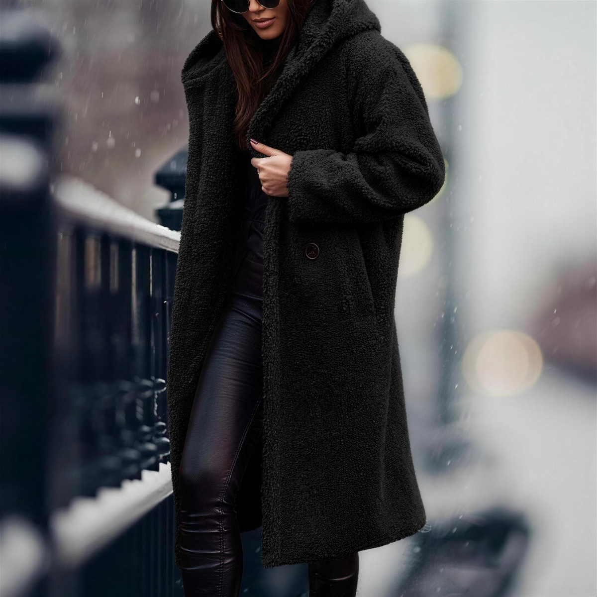 Manteau long peluche à capuche, vue de trois-quarts