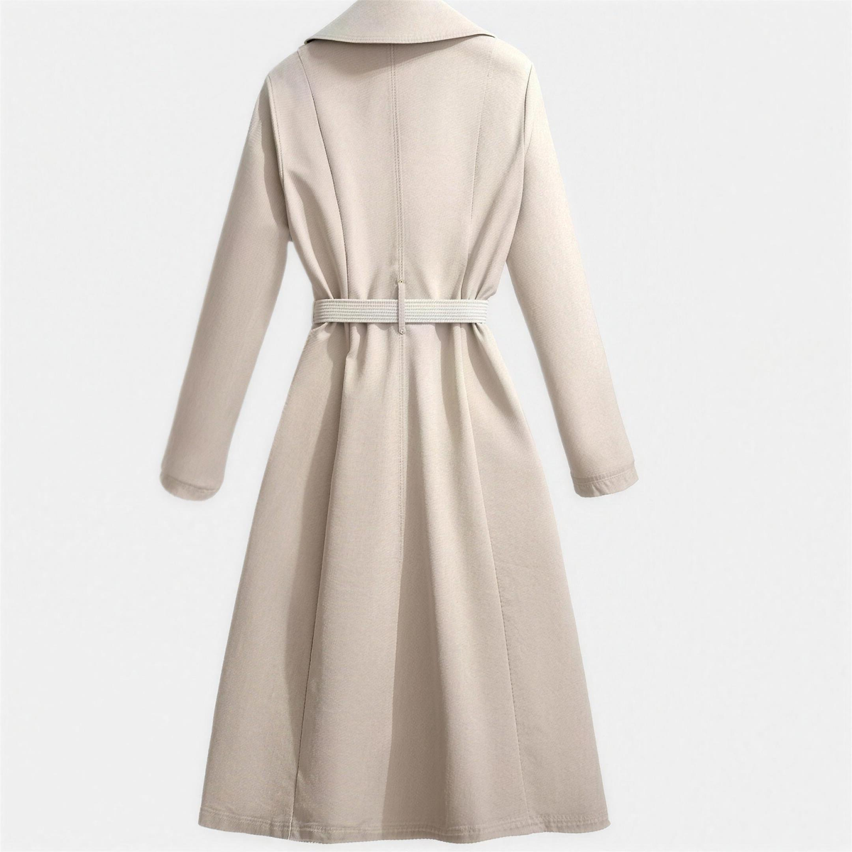 Trench-coat midi élégant pour femme avec détail écharpe et ceinture, vue de face