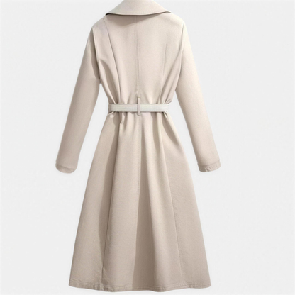 Trench-coat midi élégant pour femme avec détail écharpe et ceinture, vue de face