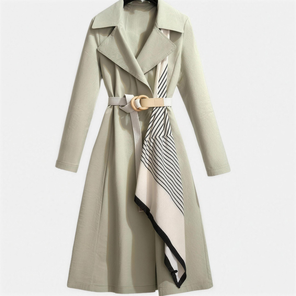 Trench-coat midi structuré porté cintré à la taille avec ceinture, vue de trois-quarts