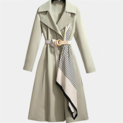 Trench-coat midi structuré porté cintré à la taille avec ceinture, vue de trois-quarts