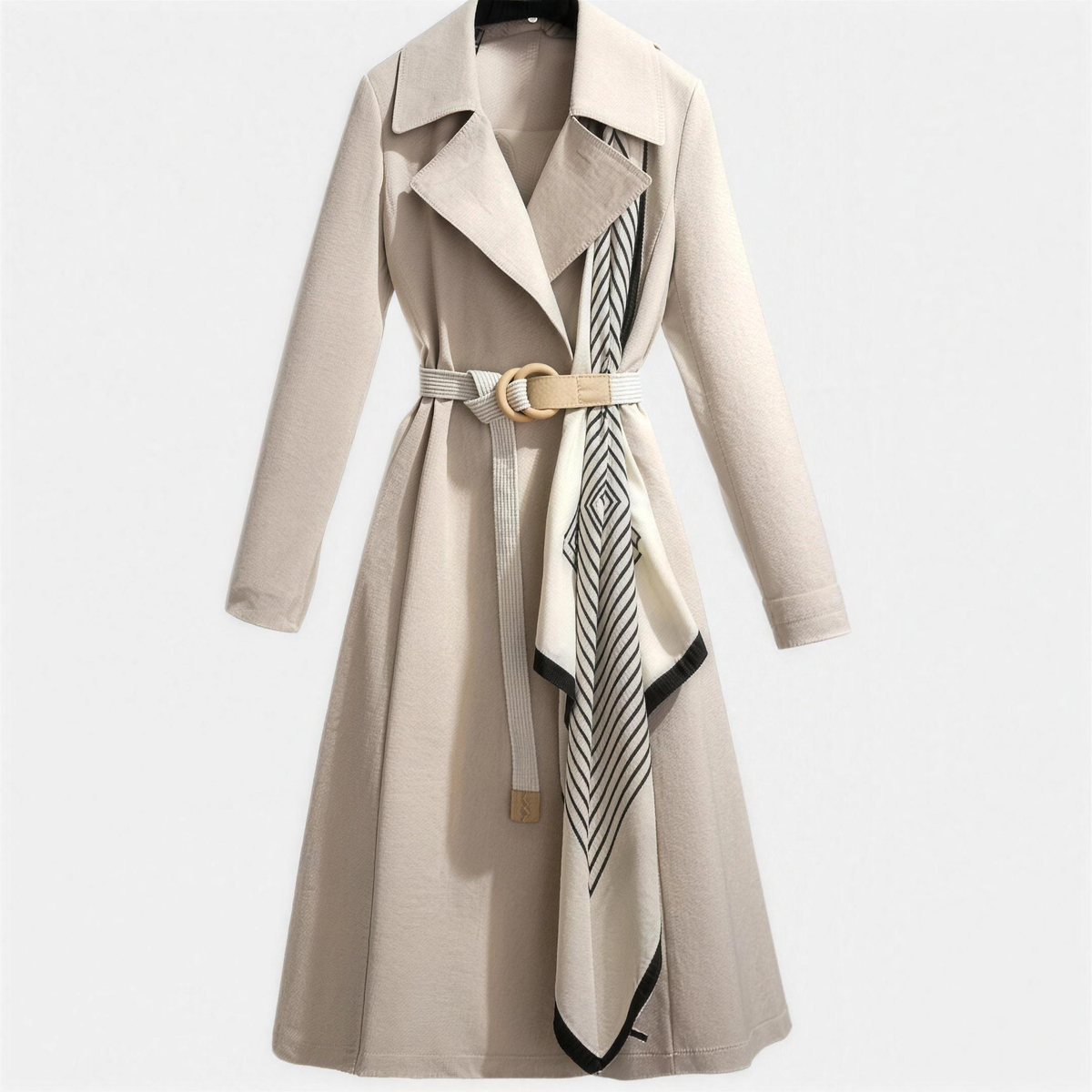 Détail de la ceinture ajustable et des poches à rabat du trench-coat
