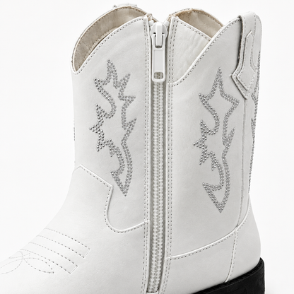 Gros plan sur la fermeture zippée latérale des bottes de cowboy western pour enfant