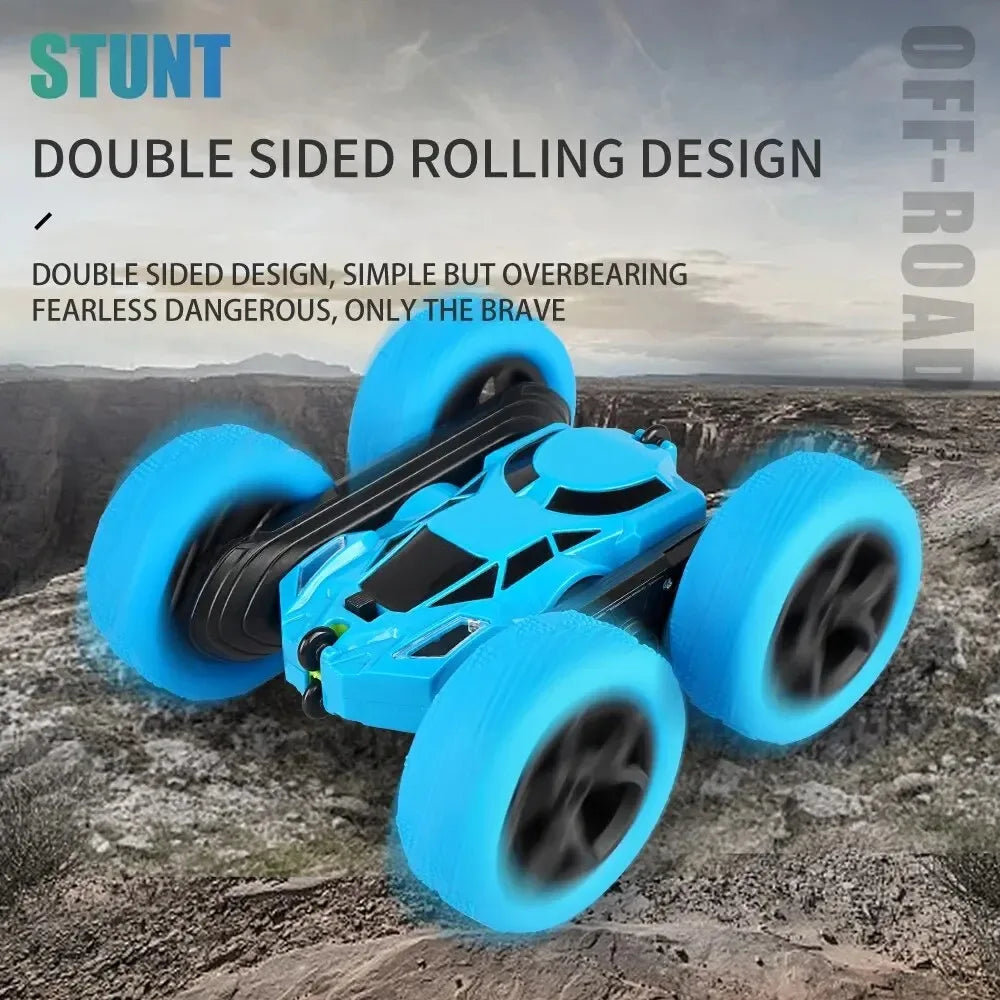 Voiture cascadeuse RC en train de faire un looping