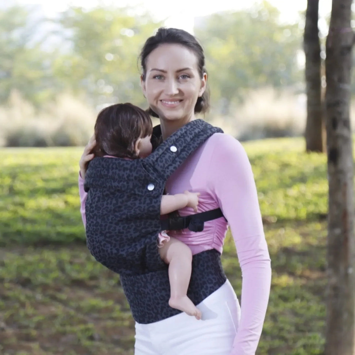 Parent portant le porte-bébé ergonomique, photo lifestyle en portage ventral