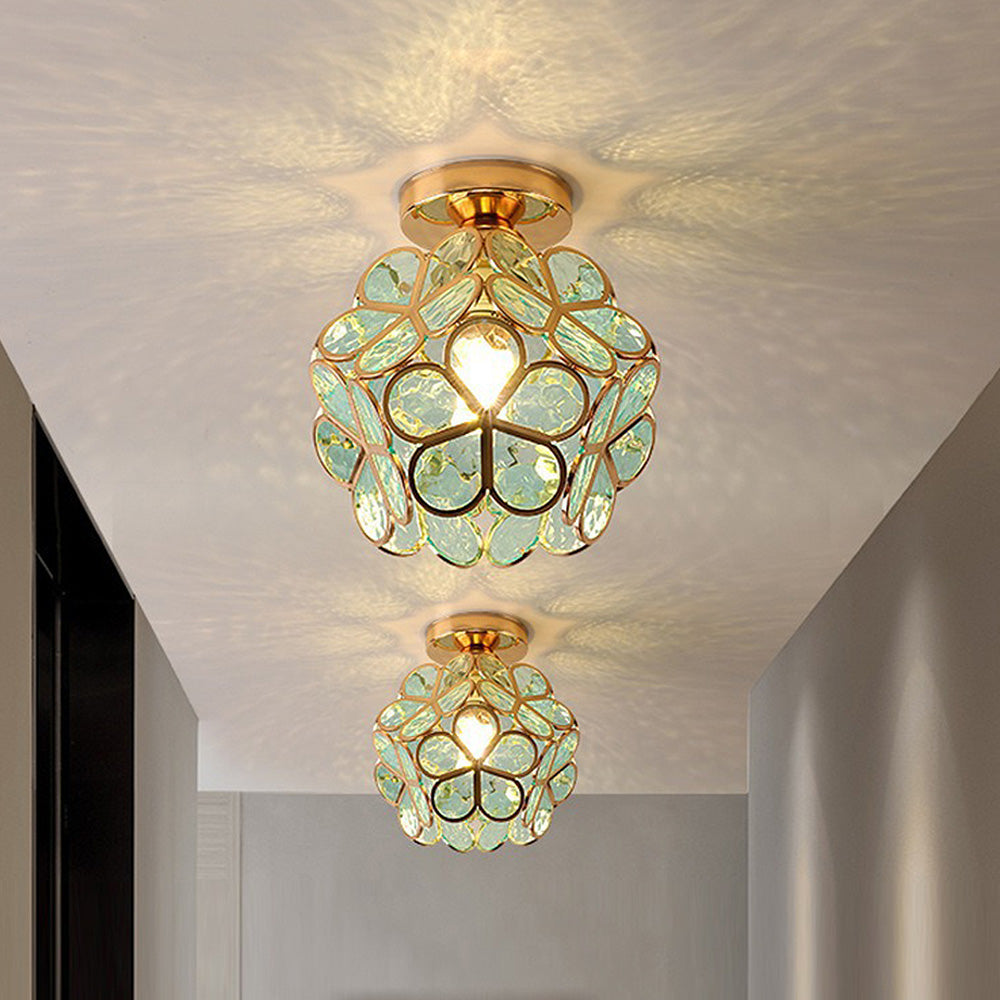 Plafonnier fleur en cristal, allumé dans un salon