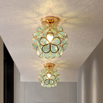 Plafonnier fleur en cristal, allumé dans un salon