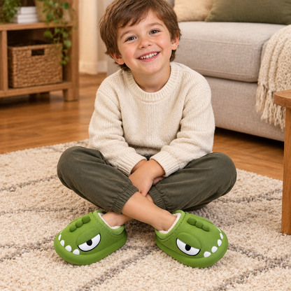 Enfant portant les chaussons dinosaure vert foncé à l'intérieur, salon