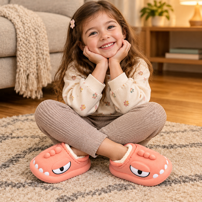 Enfant portant les chaussons dinosaure pêche à l'intérieur, salon