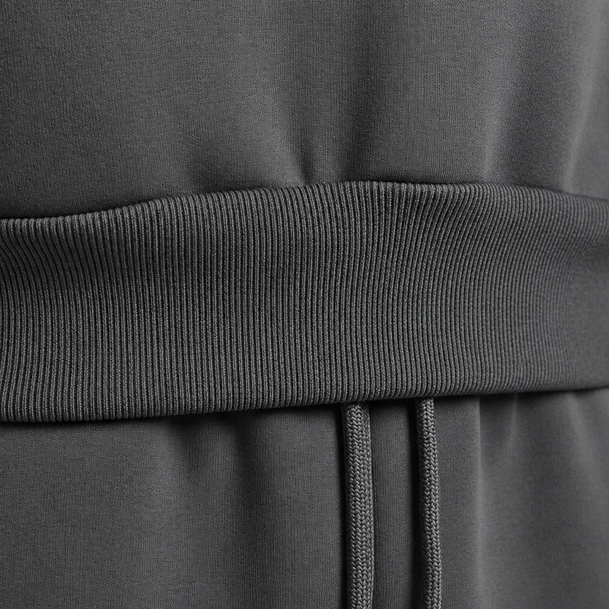 Gros plan sur la taille élastique et le cordon de serrage du pantalon de jogging