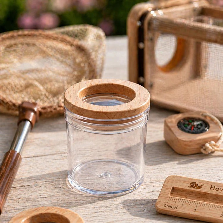 Enfant utilisant le kit explorateur nature en extérieur